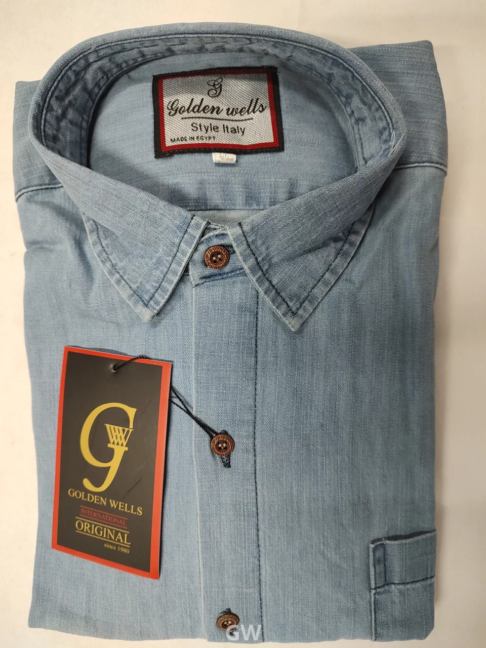  قميص جينز أزرق فاتح بأكمام طويلة من يونيفورم جي دبليو.